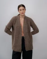 Cárdigan abierto color marrón de punto bouclé, confeccionado en 100% baby alpaca.