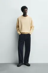 Jersey de punto con mezcla de lana y cashmere, de corte regular fit, cuello redondo y manga larga con acabados en rib.