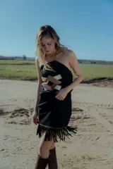 Minifalda agamuzada color borgoña con flecos y bordado a mano.