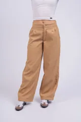 Pantalón gris de vestir, de corte palazzo y tiro alto.