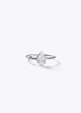 Anillo de plata 925 con piedra central en forma de gota y detalle de punto de luz con zirconia.