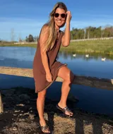 Vestido corto marrón tejido al crochet con detalles en crochet color beige en el contorno.