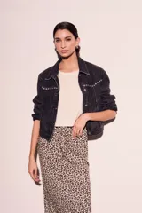 Campera de denim gris oscuro con tachas plateadas en cuello y solapas, corte cropped y mangas largas.