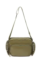 Bandolera negra con correa ajustable, bolsillo en la parte delantera y a los costados.