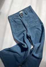 Pantalón de jean celeste de corte ancho, tiro alto y estilo vintage. Confeccionado con algodón 100% reciclado y bolsillos cuadrados en delantero y espalda.