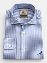 Camisa de lino slim fit Club House modelo Hudson, con diseño de rayas verticales blancas y azules, cuello italiano, mangas largas y pequeño bordado de un pájaro en el frente inferior.