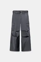 Pantalón cargo de tiro medio confeccionado en tejido satinado. Presenta bolsillos laterales con solapa, corte amplio y cinturón del mismo tejido con hebilla metálica ajustable. Cierre frontal con cremallera y ganchos metálicos.