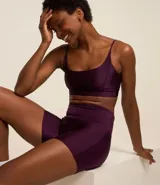 Bermuda deportiva de microfibra color violeta, tiro alto con cintura elástica y corte ajustado.