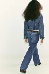 Pantalón jeans Z1975 de tiro alto y diseño mom fit, color azul claro con lavado desgastado, de corte tobillero y cinco bolsillos. Cierre frontal con cremallera y botón metálico.