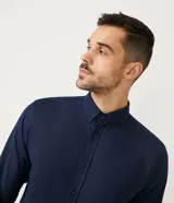 Camisa de hombre Preston Field de corte slim, manga larga y diseño liso con cuello abotonado.