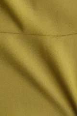 Top de punto color verde oliva, con escote redondo, manga corta y peplum acampanado en la cintura.