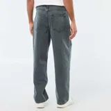 Pantalón de corte baggy confeccionado en twill de algodón, con diseño de cinco bolsillos y cierre frontal con botón y cremallera.