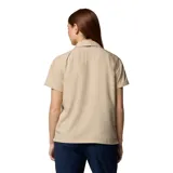 Camisa de manga corta Columbia, color beige, con cuello clásico, cierre frontal con botones y dos bolsillos frontales funcionales. Confeccionada con tecnología Omni-Shade para protección solar y Omni-Wick para absorción de humedad.