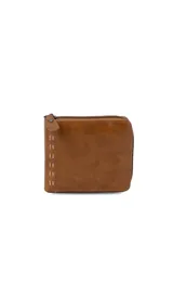 Billetera negra de símil cuero con cierre perimetral, doble compartimento para billetes, tarjetero integrado y bolsillo interno para monedas.