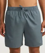 Bermuda deportiva masculina de color gris azulado, confeccionada en tejido técnico con textura perforada. Presenta cintura elástica con cordón de ajuste y diseño funcional para entrenamiento.