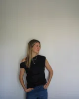 Top de lino con escote asimétrico, un hombro descubierto y corte sin mangas.