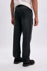 Pantalón jean de corte recto y tiro medio en color gris oscuro con efecto lavado.