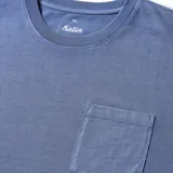 Remera azul de manga corta con bolsillo en el pecho.