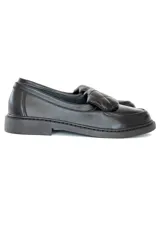 Mocasín de cuero negro con diseño de punta cuadrada y detalle acolchado en la pala. Cuenta con un tacón bajo y cuadrado.