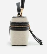Cartera pequeña tipo bandolera de la marca Satinato, color beige con detalles en negro, confeccionada en una mezcla de algodón y poliuretano con forro de poliéster. Cuenta con tapa con doble cierre, cordón decorativo, asa de mano y correa larga removible.