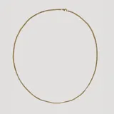 Collar de cadena fina tipo rolo, confeccionado en acero con acabado dorado y cierre de mosquetón.