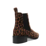 Botas tipo chelsea de caña baja con acabado de pelo sintético con estampado animal print de leopardo. Presentan paneles elásticos laterales en color negro, puntera redondeada y un taco cuadrado bajo de color negro.