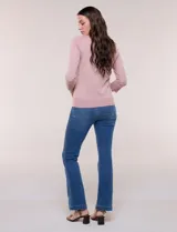 Cardigan de punto fino color amarillo con escote a la base, mangas tres cuartos y abotonadura frontal con botones metálicos decorativos.