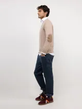 Jersey de cuello en pico para hombre, confeccionado en mezcla de algodón y cashmere. Presenta un diseño liso con logo bordado en el pecho y coderas de antelina a tono.