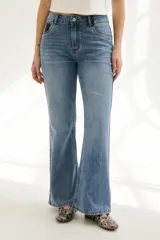 Jean semi oxford de denim azul con detalles de cuero en pretina y bolsillos.