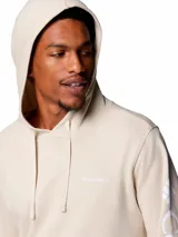 Buzo tipo canguro con capucha ajustable y cordones, bolsillo frontal tipo canguro, mangas largas con logo estampado en una de ellas y logo pequeño en el pecho.