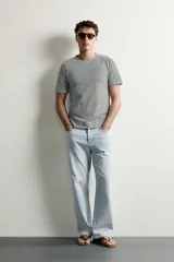 Camiseta slim fit de manga corta y cuello redondo en color gris.