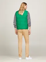 Chaleco verde acolchado con cierre de cremallera, cuello alto y logo de Tommy Hilfiger bordado en el pecho.