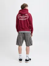 Bermuda cargo de jean de tiro alto, corte baggy fit y pernera amplia. Cuenta con múltiples bolsillos, incluyendo bolsillos cargo laterales, traseros, delanteros y para monedas, con cierre de botones y acabado stonewash efecto desgastado.