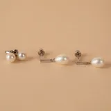 Aros tipo stud con perlas de río naturales de forma esférica y base de plata 925.