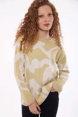 Sweater beige con estampado abstracto en blanco y puños con borde rosa.