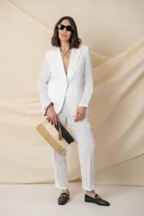 Pantalón cargo color crudo, de corte recto y cintura elastizada.