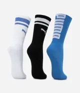 Kit de tres pares de medias deportivas Puma de caña larga. Un par es beige con dos rayas marrones y logo de Puma. Otro par es blanco liso. El tercer par es marrón oscuro con dos rayas blancas y logo de Puma. Todas están confeccionadas en algodón.