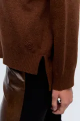 Sweater marrón de tejido de punto realizado en lambswool, con cuello redondo y calce holgado.