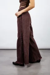Jean wide leg de tiro medio color chocolate, con diseño de godets, pinzas en la espalda y ruedo desflecado.