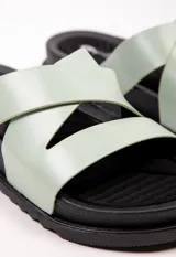 Sandalias bajas color verde agua, con dos tiras anchas cruzadas en el empeine y plataforma baja color negro.