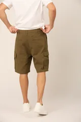 Bermuda cargo color verde oliva, de gabardina con lycra, corte a la rodilla y bolsillos laterales con fuelle y tapa.
