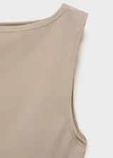 Musculosa color beige de tejido elástico y diseño entallado, con cuello barco y tirantes anchos.