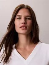 Remera de Calvin Klein Essentials confeccionada en punto de algodón elástico con textura de canalé. Presenta un diseño de corte slim, cuello en V, manga corta y una pequeña insignia con el logo de la marca en el bajo.