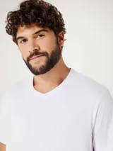 Camiseta de manga corta azul marino con cuello en V y logo bordado en el pecho.