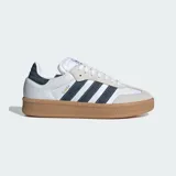 Championes Adidas Samba XLG blancos con detalles en azul marino y suela color caramelo.