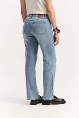 Jean straight de tiro alto y piernas rectas, con efecto lavado y acabado vintage.