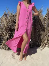 Vestido largo fucsia de lino, con corte recto, breteles anchos con volados y botones frontales. Presenta un tajo lateral.