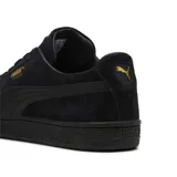 Championes urbanos Puma modelo Suede Classic, color negro total, confeccionados en gamuza con suela de goma y detalle de logo dorado en el lateral.