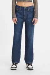 Jean de corte recto y tiro medio, confeccionado en denim de algodón sin elasticidad, con lavado azul medio.