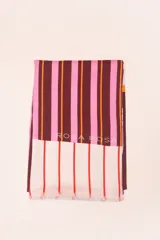 Pareo de viscosa con diseño a rayas verticales en tonos azul marino, azul claro, celeste, verde lima y blanco.